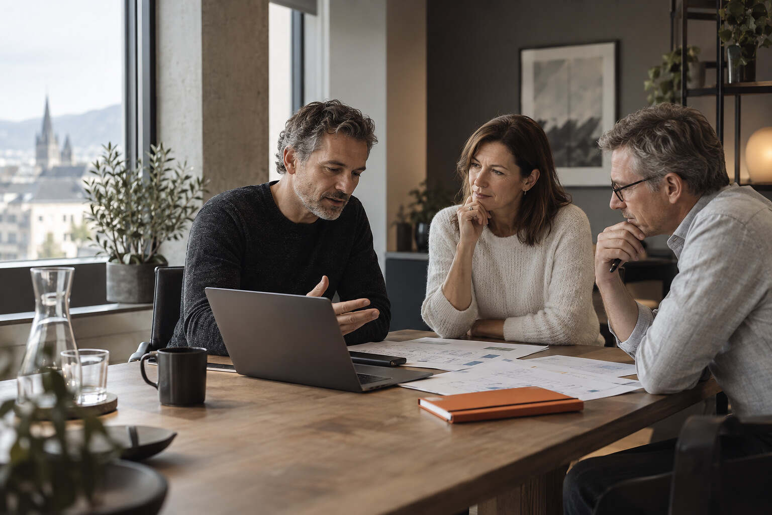 Illustratives Motiv: Menschen besprechen gemeinsam eine IT-Lösung