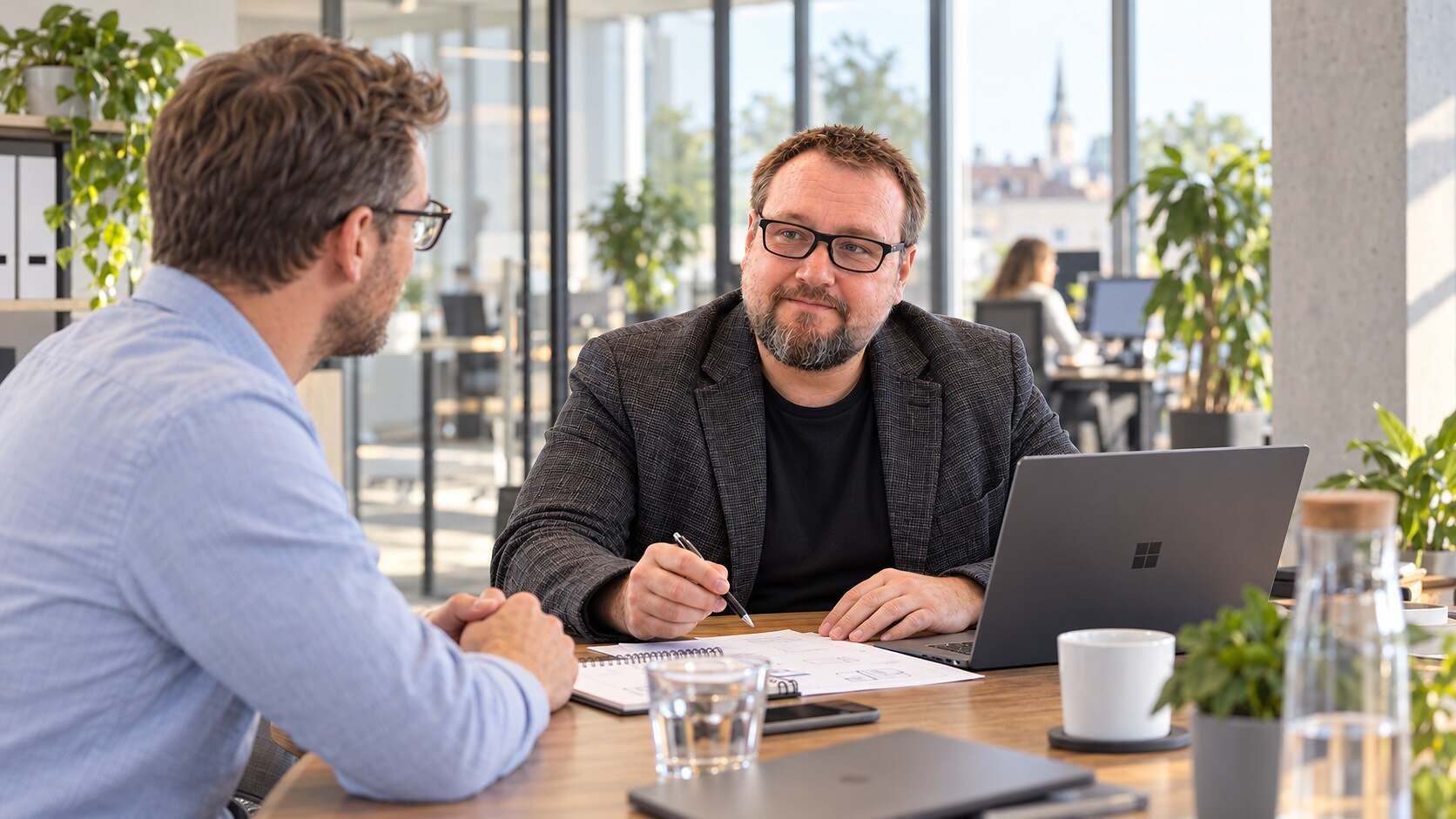 Herbert Röblreiter im konzentrierten IT-Projektgespräch mit einem Kunden