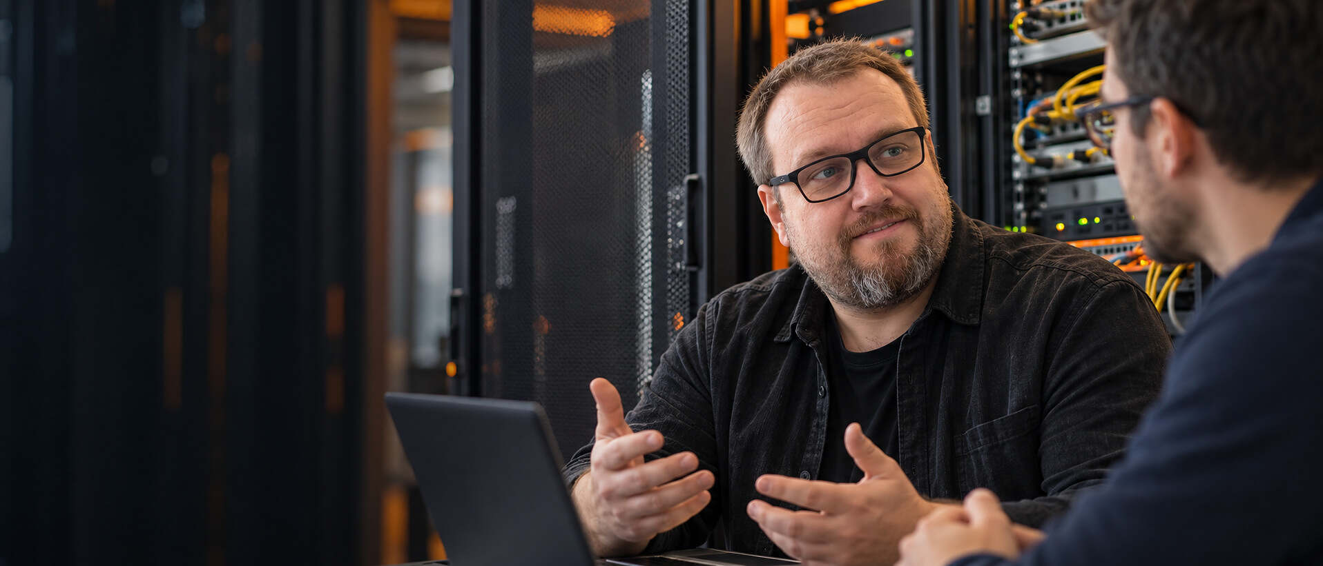 Herbert Röblreiter im persönlichen IT-Gespräch vor Server- und Netzwerkinfrastruktur