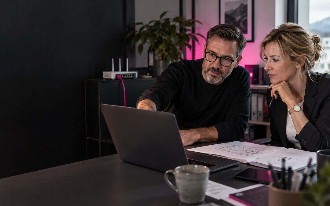 IT-Beratung zu Business-Internet, Mobilfunk und Telefonie mit Magenta-Farbakzent