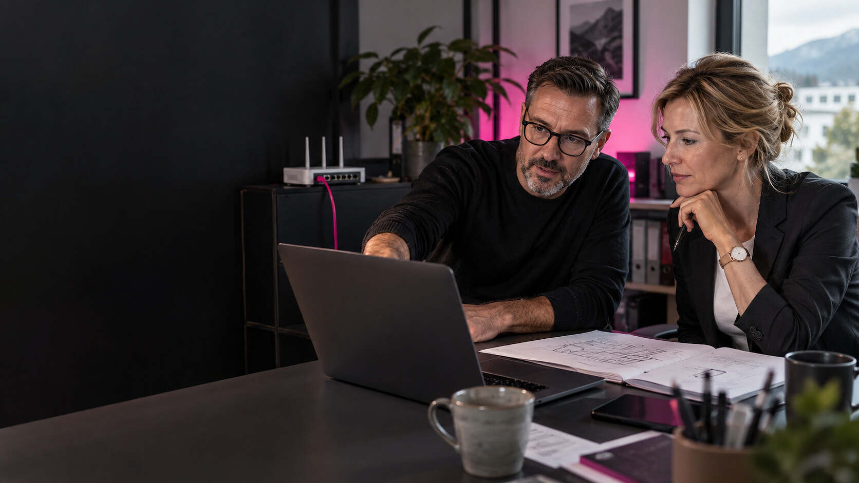 IT-Beratung zu Business-Internet, Mobilfunk und Telefonie mit Magenta-Farbakzent