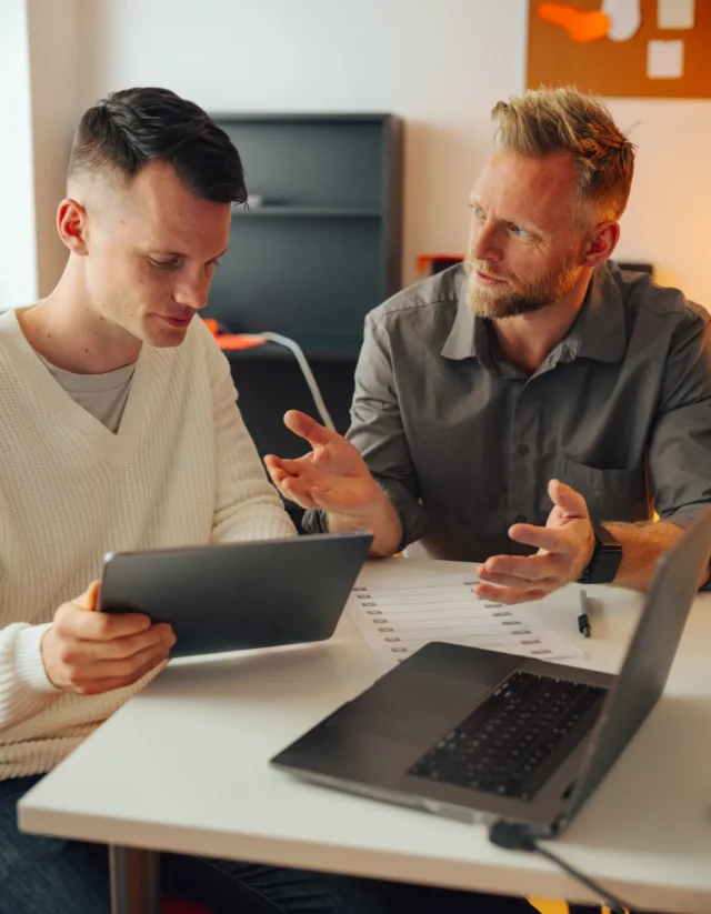 Unternehmenswissen & RAG 1 Eine Arbeitssituation mit Tablet, Checkliste und persönlicher Erklärung.