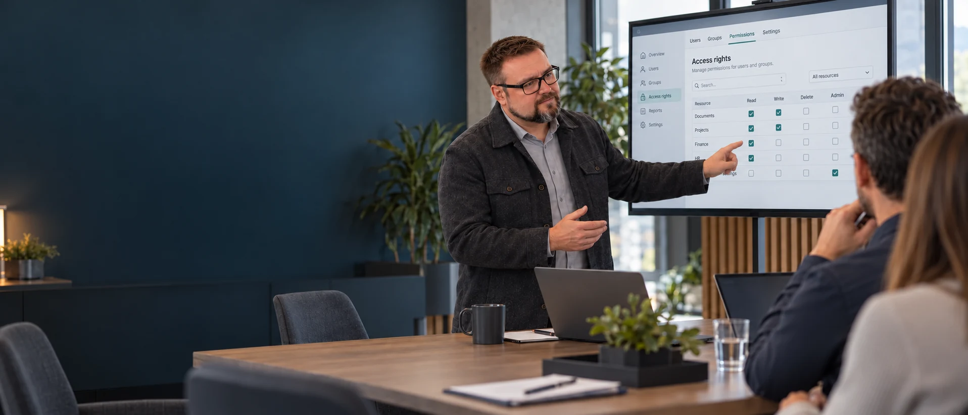 Datenschutz & sichere Digitalisierung 1 Herbert Röblreiter bespricht Zugriffsrechte mit zwei Gesprächspartnern.
