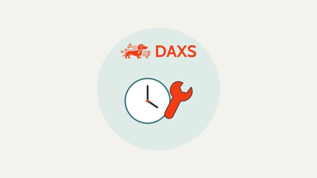 Logo DAXS sopra un orologio e una chiave inglese, simboli del coordinamento di Remote Hands e ripristino del servizio
